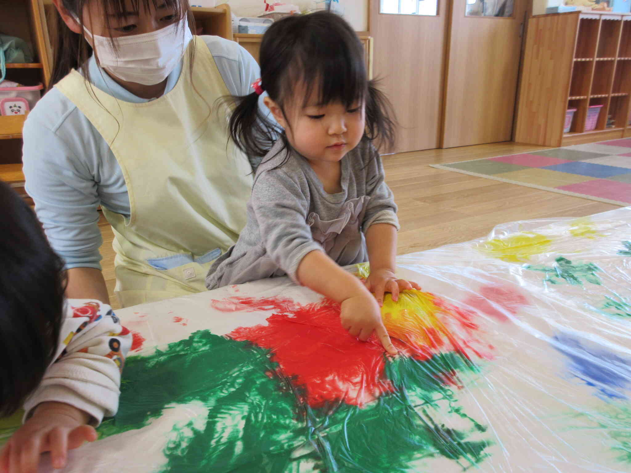 (*る様 保育園着　まとめ売り　24点　セット 絵の具で遊んだよ～♪あひる2組（1歳児）｜富士吉田市立第七保育園